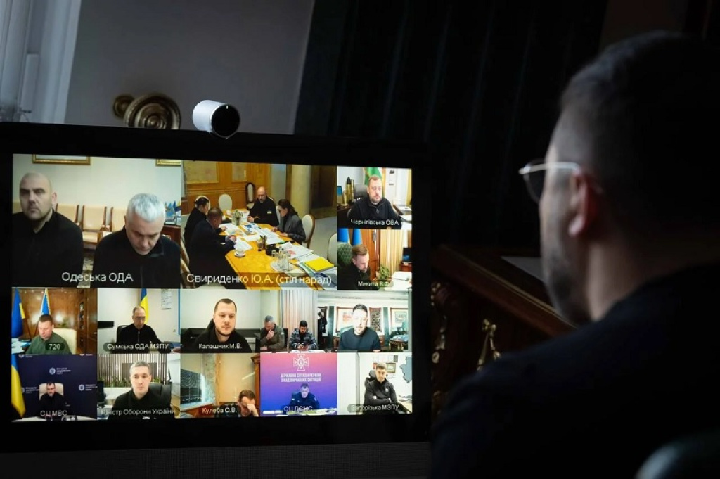 «Выключите свет в кабинете»: депутаты высмеяли Зеленского за фото «без электричества»