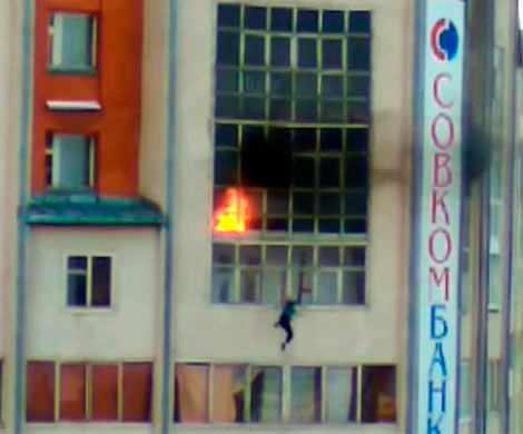 Опубликовано видео спасения мальчика, прыгнувшего из окна квартиры