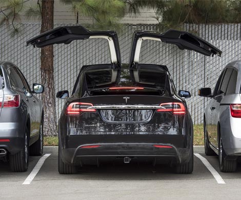 Ошибки «Tesla Model X» запирают владельцев автомобилей внутри салона