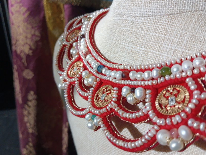 От прабабушек до космоса: выставка «На Красную горку» в Галерее Ходынка