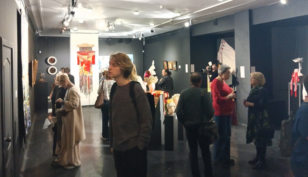 От прабабушек до космоса: выставка «На Красную горку» в Галерее Ходынка