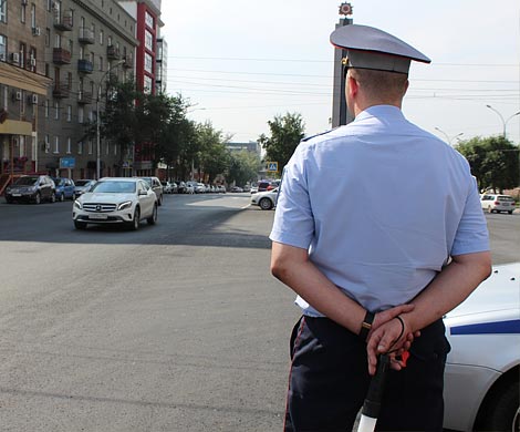 Парня с «подпрыгивающей» походкой ищут в Новосибирске