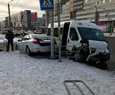 Пассажирка маршрутки покалечилась в ДТП с BMW на Тополинке в Челябинске