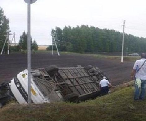 Пассажирский автобус опрокинулся в кювет в Татарстане