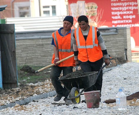 Пенсионерам предложат массово работать на стройках вместо мигрантов