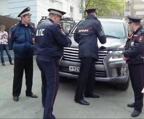 Переезжавший через демонстрацию депутат Хачатрян покинул Россию