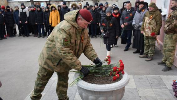 Первую мемориальную доску воевавшему в ЧВК «Вагнер» экс-заключенному установили в Саратове