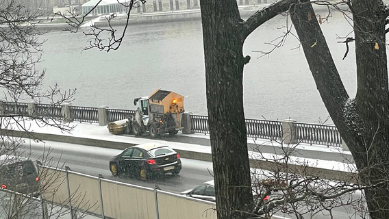 По документам – осень. Петербуржцы назвали причину неготовности Смольного к первому снегу