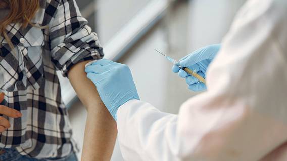 По предварительным данным, две дозы вакцины от Oxford/AstraZeneca вызвали хороший иммунный ответ
