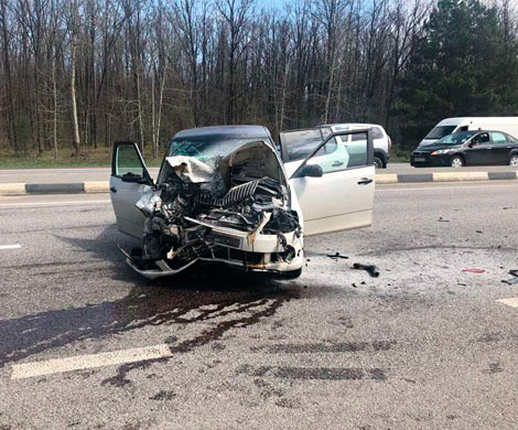 Под Белогородом Skoda разбилась всмятку, пытаясь обогнать колонну БТР