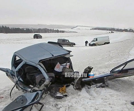 Под Курском Матиз разорвало на части от столкновения с Мерседесом