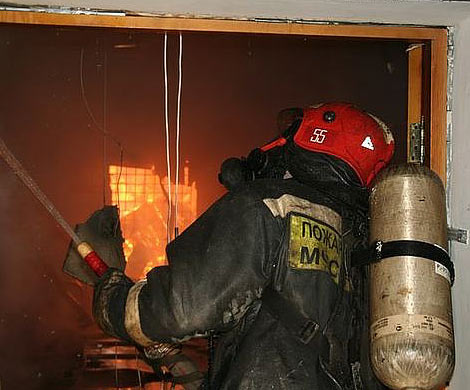 Под Новосибирском при пожаре обрушилась крыша колледжа, но занятия продолжаются