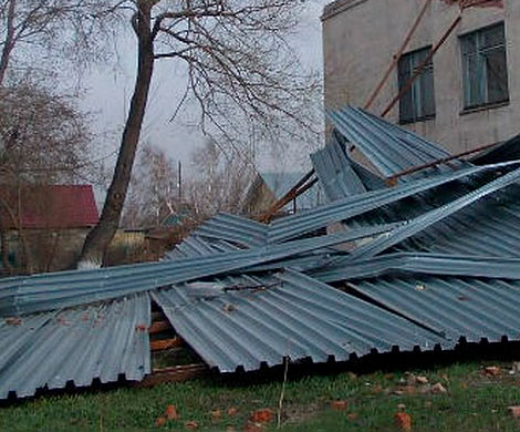 Под Самарой сняли на видео, как ураган срывает крышу с сельского ДК