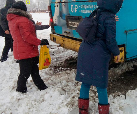 Под Воронежем пенсионерам пришлось толкать огромный автобус в снегу