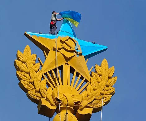 Подозреваемых в порче звезды на сталинской высотке отправили под домашний арест
