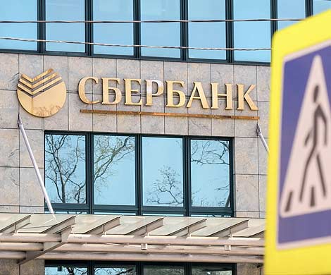Подпавший под санкции Сбербанк пошел за валютой на внутренний рынок