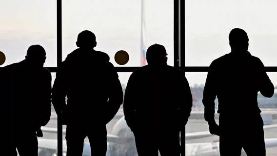 Покинувшие Россию антивоенные активисты попадают в заключение в США