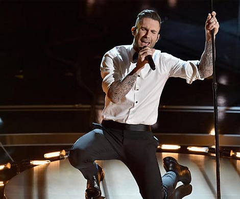 Поклонница бросилась на шею фронтмену Maroon 5
