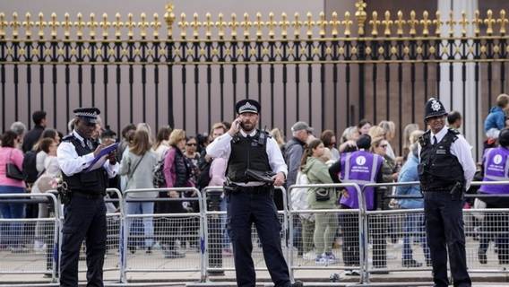 Полиция Лондона проводит расследование в отношении 1600 офицеров из-за жестокого обращения с женщинами