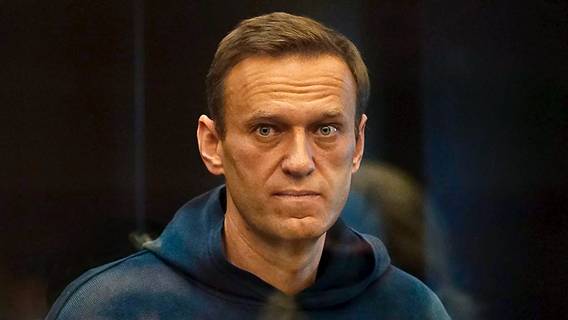 Помощник Алексея Навального заявил, что выживание политика может зависеть от того, насколько он ценен для Путина