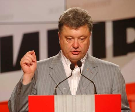 Под залпы «Града» Порошенко нарядился в миротворца