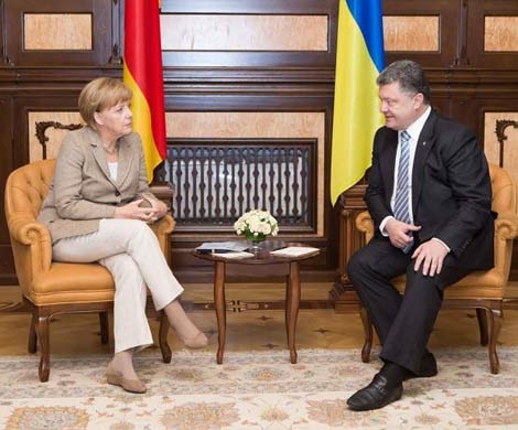 Порошенко рассказал Меркель о нарушениях перемирия в Донбассе