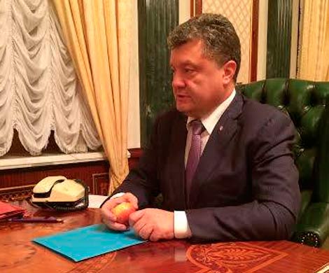 Порошенко с яблоком в руке взбудоражил интернет