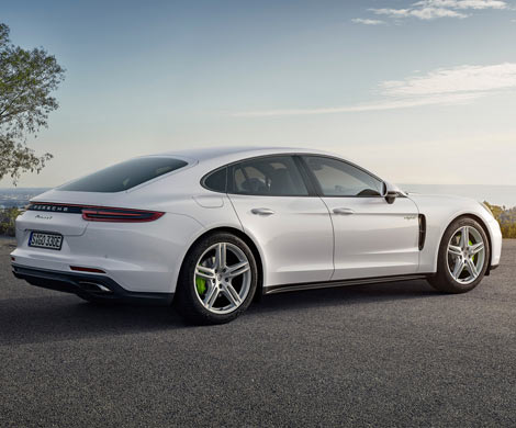 Porsche презентует в Женеве мощную версию Panamera E-Hybrid