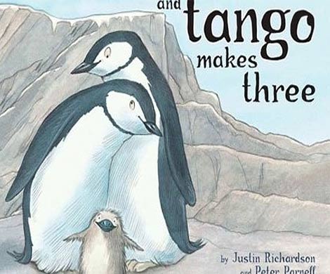 Посетители библиотек жалуются на книгу о пингвинах-геях