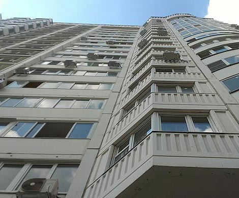 После ссоры с девушкой в Петербурге мужчина выпал из окна и выжил