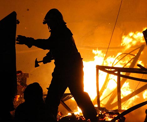 Пожар охватил несколько квартир в жилом доме на востоке Москвы‍