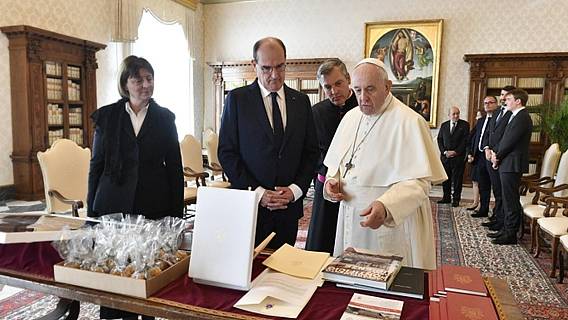 Премьер-министр Франции подарил Папе Римскому Франциску футболку Лионеля Месси