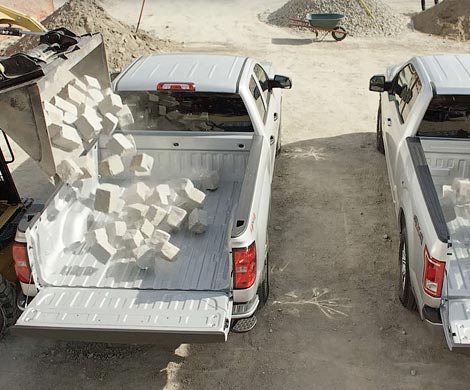 Прочность пикапов Silverado и Ford F-150 Chevrolet проверил кирпичами