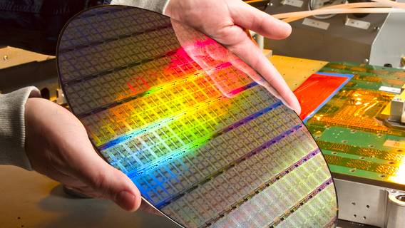Производитель микросхем GlobalFoundries начнет сокращение рабочих мест и заморозит прием на работу