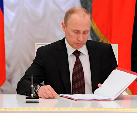 Путин подписал закон о повышении МРОТ