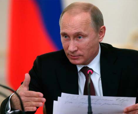 Путин подписал закон об ограничении участия иностранцев в СМИ 