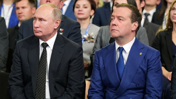 «Путин – премьер, Медведев – президент»: назван вероятный сценарий «транзита» власти