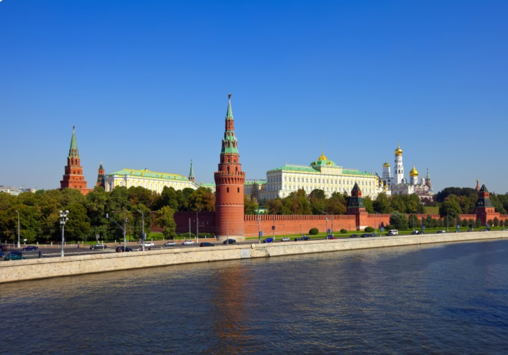 Путин провел в Кремле неожиданную встречу с иранским секретарем Совбеза