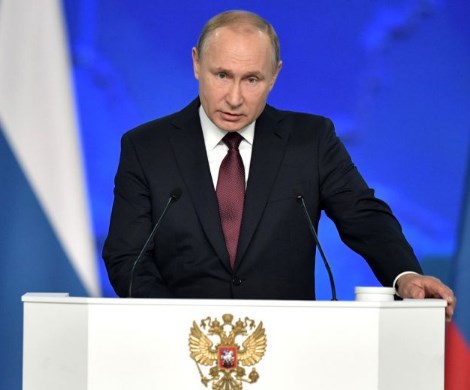 Путин верен себе: президент защитил пенсии и пособия россиян от приставов