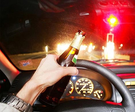 Пьяная компания разъезжала на автомобиле по Абакану и учиняла драки