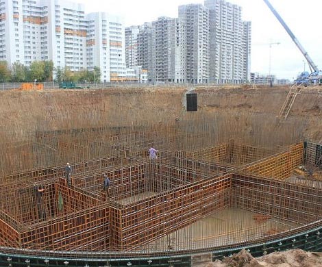 Пьяные подростки на авто влетели в котлован на стройке в Москве