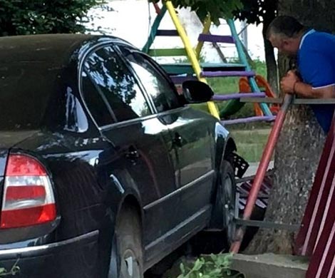 Пьяный гаишник в Мукачево, скрываясь от полиции, снес забор детсада
