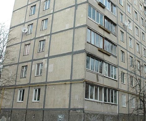 Пьяный кузбассовец перепутал окно с дверью и выпал с 6 этажа