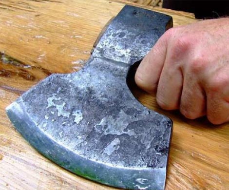 Пьяный липчанин убил знакомого 40 ударами топором, вилами и ножницами