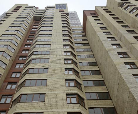 Пьяный мужчина сломал ноги, выпав из окна в Новосибирске