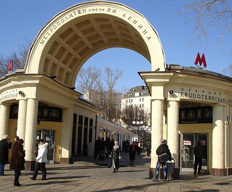Пьяный пенсионер упал на пути на станции метро «Кропоткинская»