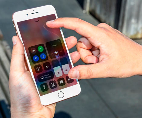 Разозлившись на свой iPhone москвич подал в суд на Apple