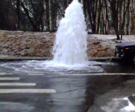Ребенок получил ожоги кипятком из-за прорыва трубы в Москве‍