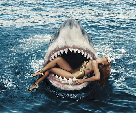 Рианна снялась в экстремальной фотосессии с акулами