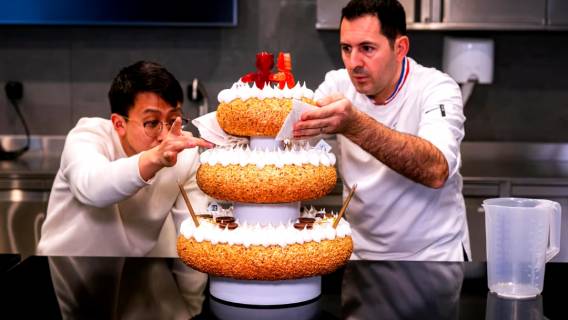 RoboCake: первый в мире торт со съедобными роботами и батарейками